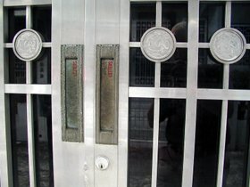 Briefschlitz im Grabmal