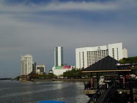 Skyline und Uferpromenade