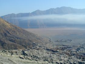 Unwirkliche Mondlandschaft mit Kloster