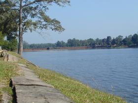 Wassergraben mit Damm