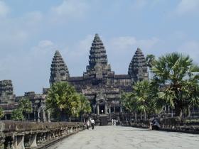 Steg zwischen dritter und vierter Mauer
