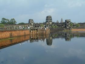 Wassergraben und vierte Mauer