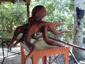 Holzgeschnitzter Oktopus