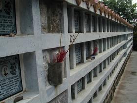 Urnengräber im Tempel