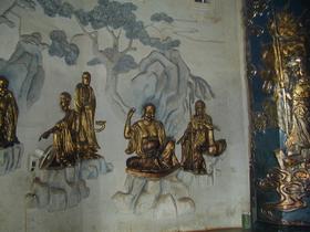 Darstellungen im Sockel des Buddha
